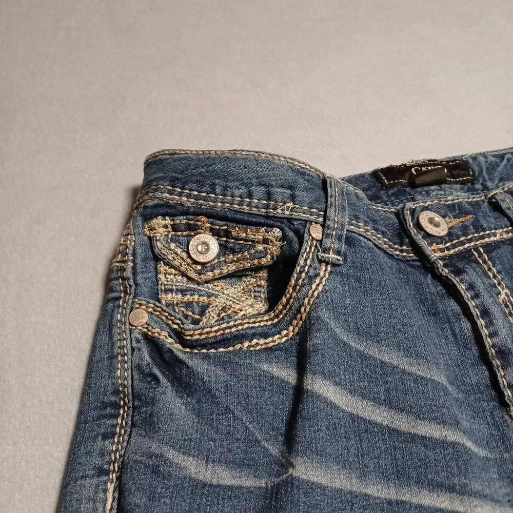 Cato Contemporary Women Size 8 Capri Jeans Medium Wash Embroidered Stretch Denim